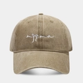 Dettaglio del cappellino in cotone lavato kaki con ricamo bianco mama e fiocco decorativo - Cachi