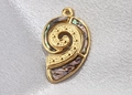 Colgante espiral dorado con incrustación de nácar sobre seda para crear joyas - Caracola de Abulón