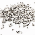 Macro-opname van kleine zilveren metalen knijpkralen voor het maken van sieraden - 1.5mm (500 Pieces/Pack) / Witgoud