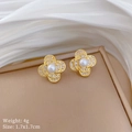 Detailaufnahme der Blumenohrringe mit Perle, Goldbasis und Zirkonia-Blättern - H405 Ohrstecker [Kupfer Echtgold Vergoldet]