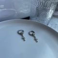 Boucles d'oreilles créoles à croix argentée de style rétro sur une assiette blanche - Croix Argent Antique (1 Paire)