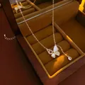 Elegante collana con ciondolo a farfalla dorata con madreperla bianca e cristalli - 11# Collana Farfalla in Madreperla e Zirconi (Placcata Oro 14K)