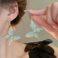 Gros plan de boucles d'oreilles papillon bleues avec perle centrale et dégradé - 14# Papillon dégradé bleu-blanc et perle avec crochet d'oreille