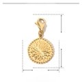 Detailansicht des goldenen Edelstahl-Sonnenanhängers mit Maßen 27 mm x 14 mm und Verschluss - Strahlende Runde Münze (YF059x3)