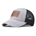 Dettaglio della toppa in pelle con bandiera USA su cappello a rete grigio con cuciture - Grigio e rete nera