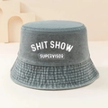 Dunkelblauer Anglerhut aus Denim mit weißem SHITSHOW-Aufdruck für optimalen Sonnenschutz - Einheitsgröße / Gewaschenes Grau