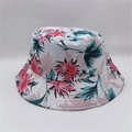 Dettaglio del cappello a secchiello estivo con stampe di foglie rosa e azzurre - M (56-58cm) / Base Bianca Stampa Floreale Rosa e Ciano (11#)