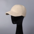 Detalle de gorra de béisbol de punto acanalado beige con textura de lana gruesa de calidad - M (56-58cm) / Beige