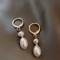 Boucles d'oreilles créoles dorées avec perles d'eau douce sur tissu satiné - Boucles d'oreilles pendantes en perles baroques / Or/Blanc Perle