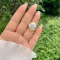 Anello a fiocco di neve regolabile placcato oro 18 carati con zirconi indossato al dito - Stile Grappolo di Fiori a Fiocco di Neve