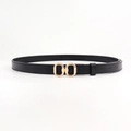 Détail d'une ceinture fine en cuir noir avec une boucle à double anneau en métal doré - Noir