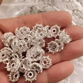 Dettaglio copriperle in metallo argentato con motivo a stelle per gioielli fai da te - 9mm (Foro 1.8mm) / Argento Lucido