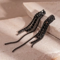 Dettaglio di orecchini lunghi con nappe nere e catene geometriche di cristalli lucidi - Perno in Argento - Orecchini a Frangia Quadrati in Zircone Nero