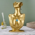 Gouden abstracte sieradenhouder met blauwe hartjesketting en lange kwastjes oorbellen - Goud