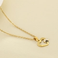 Goldene Edelstahlkette mit hohlem Herzanhänger und schwarzem Emaille-Pfotenabdruck - Hohlherz mit Pfotenabdruck Stil (KN295270-Z)