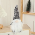 Grauer Weihnachts-Wichtel mit silbernen Pailletten und gestreiften Armen für die Deko - Silbergrau