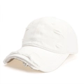 Detalle de gorra blanca vintage con bordes deshilachados y diseño de agujeros retro - Blanco