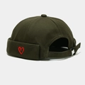 Dettaglio del cappello docker oliva in cotone con ricamo a cuore e cinturino metallico - M (56-58cm) / Verde Militare