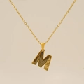 Collier en acier titane doré avec pendentif lettre M texturé sur une fine chaîne maille - Lettre M