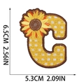 Parche bordado letra C con girasol y dimensiones de 6,5cm de alto por 5,3cm - Letra C