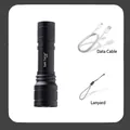 Torcia LED tattica nera con cavo USB e cinturino da polso su sfondo bianco - Stile Luce Alta Focalizzabile / Nero