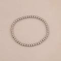 Vista dall'alto dettagliata di un braccialetto a sfere d'argento lucido con finitura minimale - Bracciale a Perline Argentate