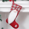 Weihnachtsstrumpf mit Zwergenmotiv, weißem Bart und Schneeflocke am Kamin hängend - Rot