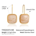 Detail van vierkante hars oorbellen met afmetingen 3,6x1,9 cm en stalen kenmerken - Beige Marmertextuur Stijl (YYE025372-WE)