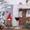 Detalle de bolsa de vino navideña de fieltro gris con gnomo de lentejuelas y copo de nieve - Base Gris Sombrero Rojo