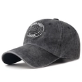 Cappellino in cotone lavato grigio scuro con ricamo bianco e stile invecchiato - Regolabile / Nero