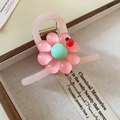 Haarklammer aus rosa Harz mit Blumendesign und Marienkäfer auf Holztablett - Dunkelrosa Blume mit Marienkäfer Haarklammer