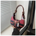 Detail of the crescent-shaped checkered bag with leather handle and golden buckle - Rose Red
