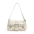 Sac à épaule blanc crème avec rivets métalliques argentés et boucles style Y2K - Blanc