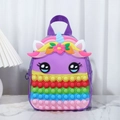 Dettaglio macro dello zaino unicorno pop-it con bolle colorate e finitura viola lucida - Viola
