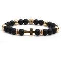 Dettaglio del bracciale con perline nere opache e croce dorata con micro-intarsi neri - Oro opaco