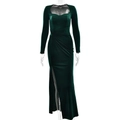 Détail d'une robe élégante en velours vert foncé avec encolure carrée et taille plissée - S / Vert