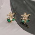 Pendientes de flores doradas con circonitas claras y verdes en toma macro elegante - Pendientes de Botón de Flor con Hoja Verde Dorada (44663)