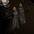 Detailaufnahme luxuriöser Tropfenohrringe mit silbernen Quasten und funkelnden Kristallen - Schwarze Quaste (925 Sterling Silber Ohrringpfosten)