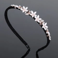 Serre-tête floral avec pétales blancs et strass or rose sur monture noire ondulée - Fleur à cinq feuilles-Blanc