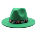 Détail du ruban noir avec broderie LOVE colorée sur un chapeau fedora en laine verte - Vert Herbe