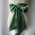 Vue détaillée d'une ceinture en satin vert foncé avec un grand nœud papillon élégant - Vert Militaire