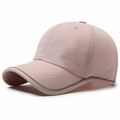Sportpet in oudroze met ademend mesh, SPORTS-tekst en reflecterende veiligheidsstrip - Roze