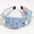 Detalle de diadema vaquera azul claro con diseño de nudo, perlas y cristales - Mezclilla/Perla/Diamante de imitación / Azul claro