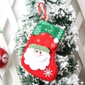 Calza di Natale rossa e verde in feltro con Babbo Natale e paillettes su albero innevato - Calza con paillettes piccola - Babbo Natale