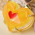 Ciondolo a cuore giallo con trama a spirale arancione e intarsio a cuore rosso oro - Giallo
