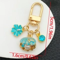 Vista de detalle del llavero de concha y flores con medidas de 5cm y 1,6cm - Azul Concha Flor de Cerezo (ER1269)