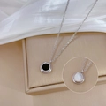 Détail du collier avec pendentif en nacre double face de style minimaliste chic - H118 Double-face Noir/Blanc (Argent) / Argenté