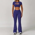 Paarse tweedelige yogaset met uitgesneden korte top en uitlopende fitnessbroek - 4501 T-shirt Met Korte Mouwen + 9177 Flare Broek - Rozeblauw / S