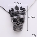 Gotische dunkelgraue Totenkopf-Brosche mit schwarzer Edelstein-Krone und Maßen - 3D Gespensterkopf Waffenschwarz (D2141)