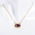 Dettaglio della collana placcata oro 18 carati con gemma viola su un busto bianco - Collana Viola